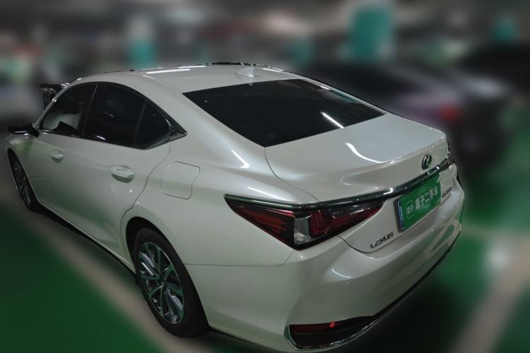 Used Lexus ES 2024 200 Premium Edition Rear Left 45 Deg