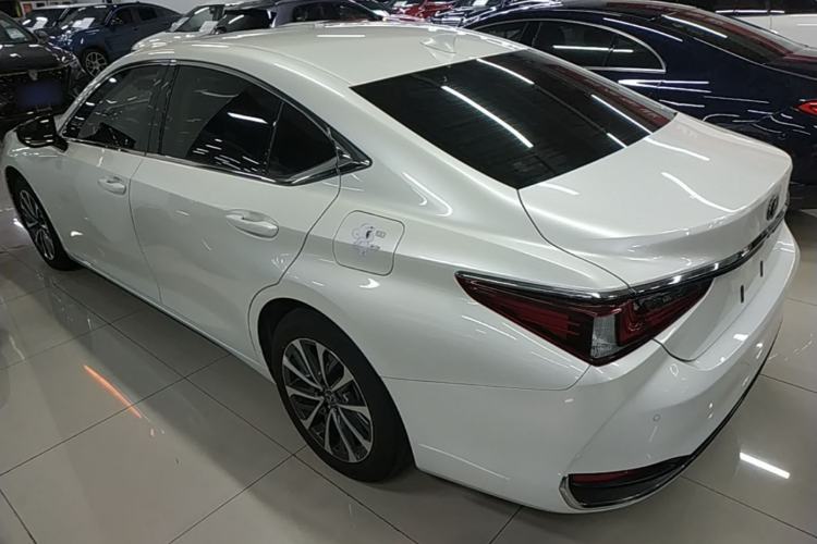 Used Lexus ES 2024 200 Premium Edition Rear Left 45 Deg