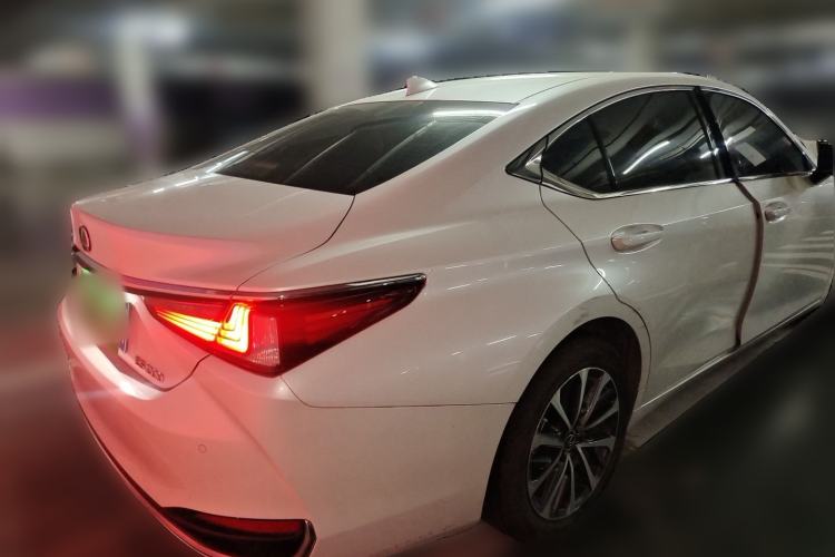 Used Lexus ES 2024 200 Premium Edition Rear Right 45 Deg