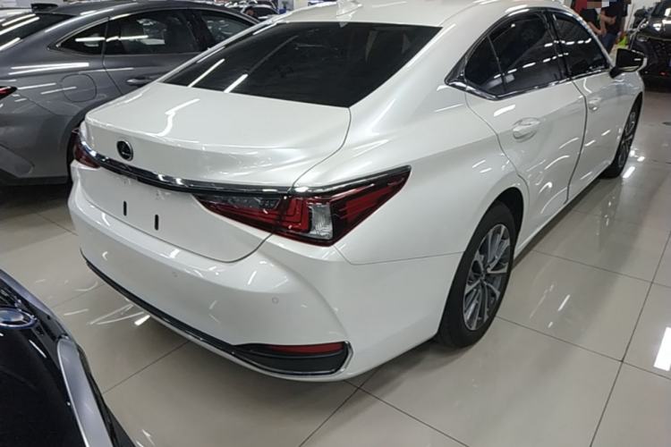 Used Lexus ES 2024 200 Premium Edition Rear Right 45 Deg