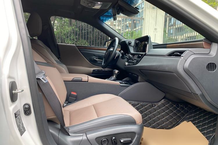 Used Lexus ES 2024 200 Premium Edition Right Front Seat