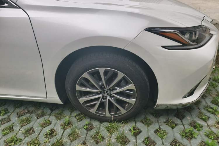 Used Lexus ES 2024 200 Premium Edition Right Front Wheel Hub