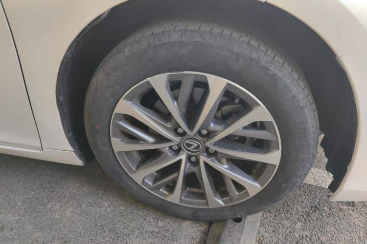 Used Lexus ES 2024 200 Premium Edition Right Front Wheel Hub