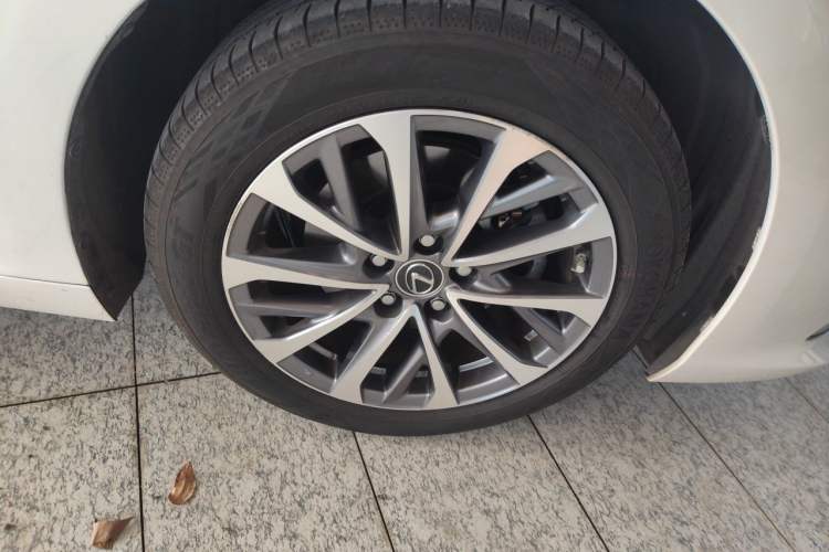 Used Lexus ES 2024 200 Premium Edition Right Front Wheel Hub