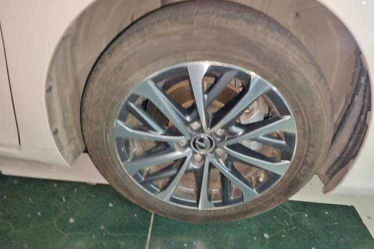 Used Lexus ES 2024 200 Premium Edition Right Front Wheel Hub