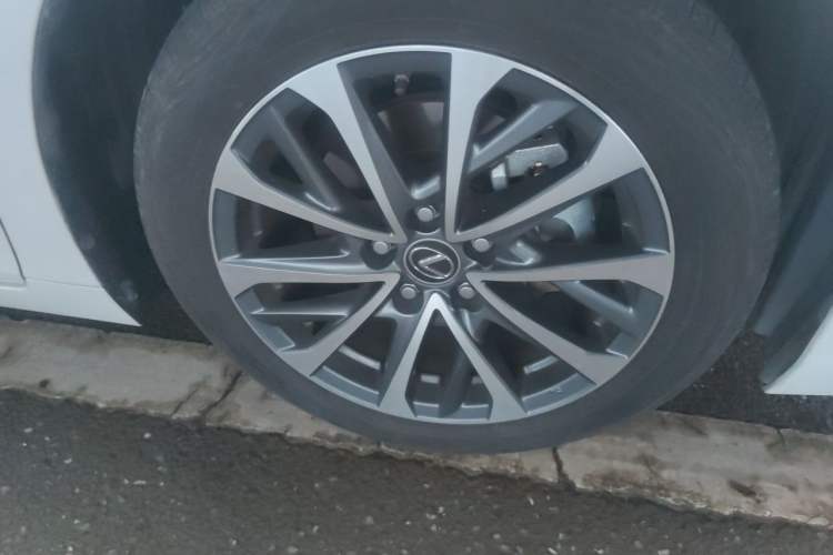 Used Lexus ES 2024 200 Premium Edition Right Front Wheel Hub