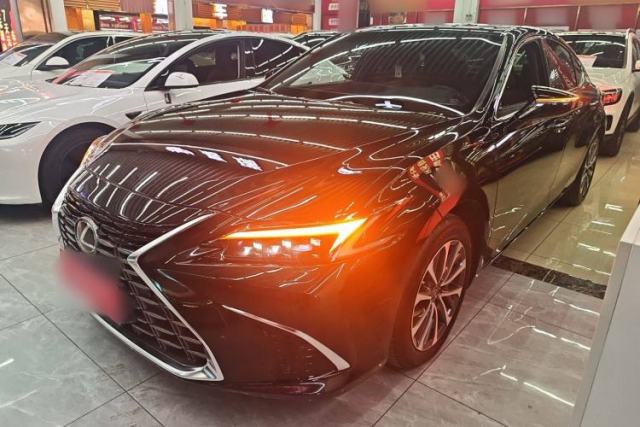 Ojetý Lexus ES 2025 200 Premium Edition