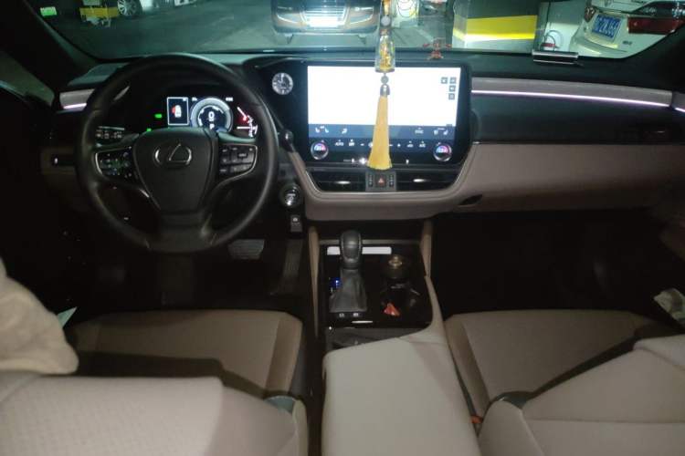 Used Lexus ES 2025 300h Deluxe Edition Center Console