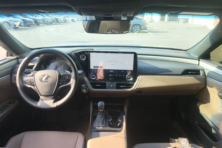 Used Lexus ES 2025 300h Deluxe Edition Center Console