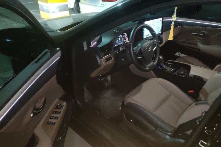 Used Lexus ES 2025 300h Deluxe Edition Driver Seat