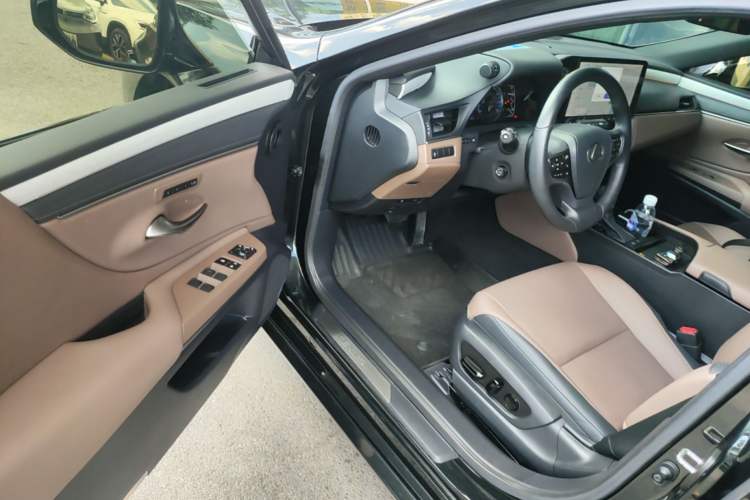 Used Lexus ES 2025 200 Premium Edition Driver Seat