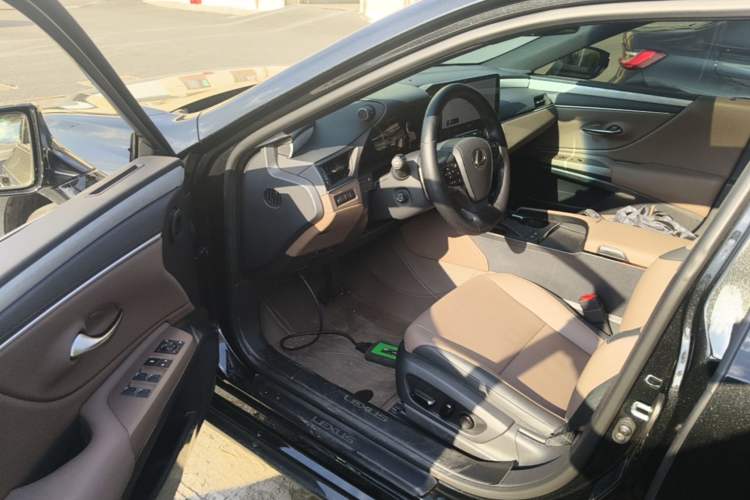 Used Lexus ES 2025 300h Deluxe Edition Driver Seat