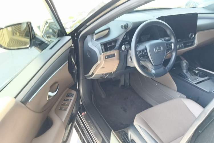 Used Lexus ES 2025 300h Deluxe Edition Driver Seat
