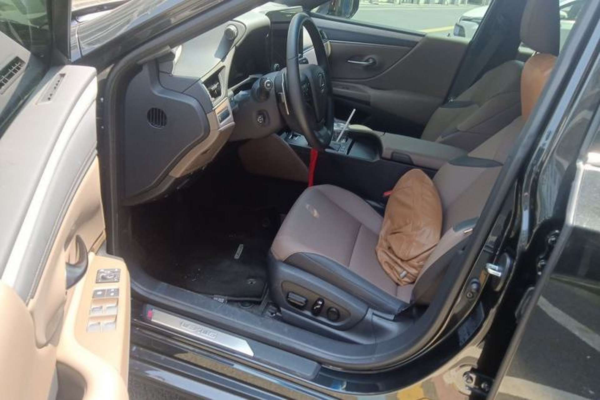 Used Lexus ES 2025 300h Deluxe Edition Driver Seat