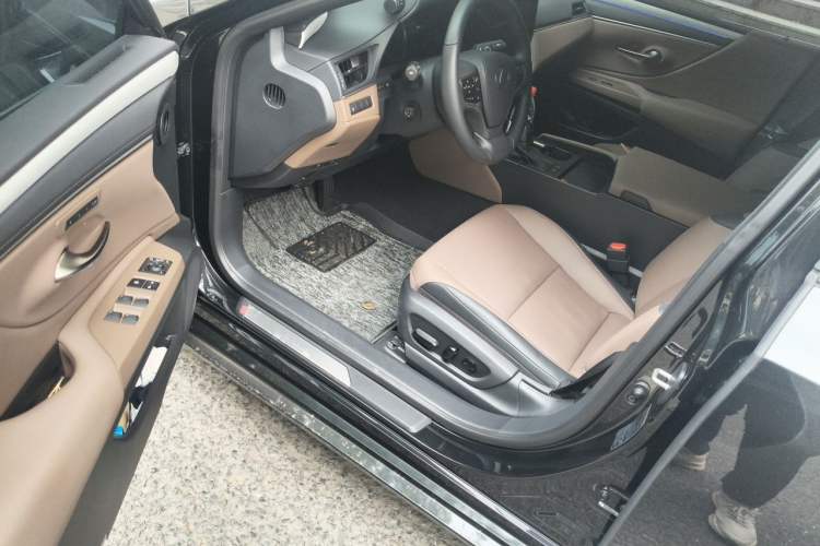 Used Lexus ES 2025 200 Premium Edition Driver Seat