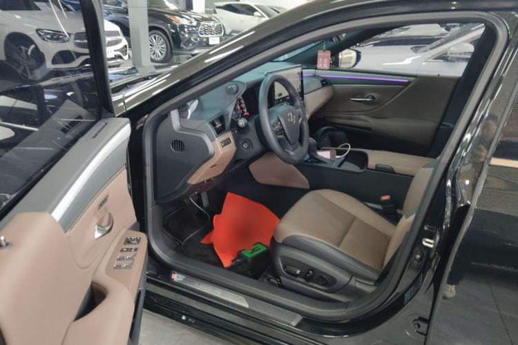 Used Lexus ES 2025 200 Premium Edition Driver Seat