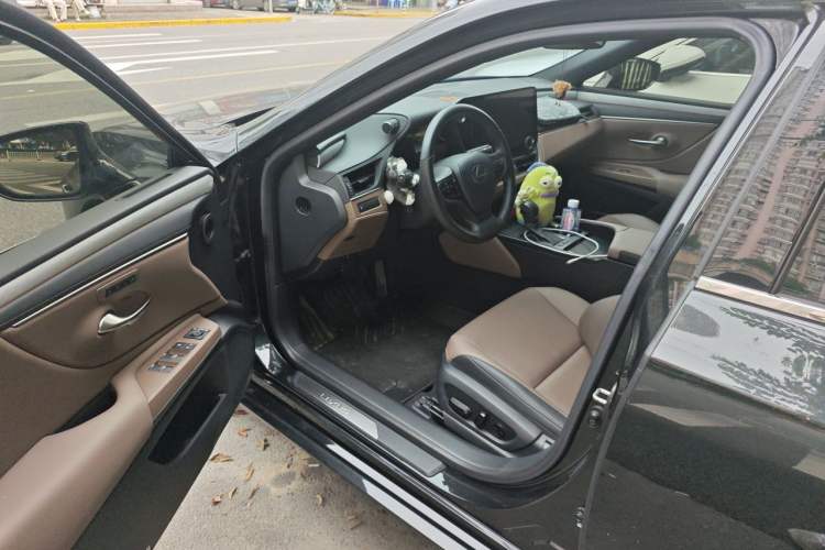 Used Lexus ES 2025 200 Premium Edition Driver Seat