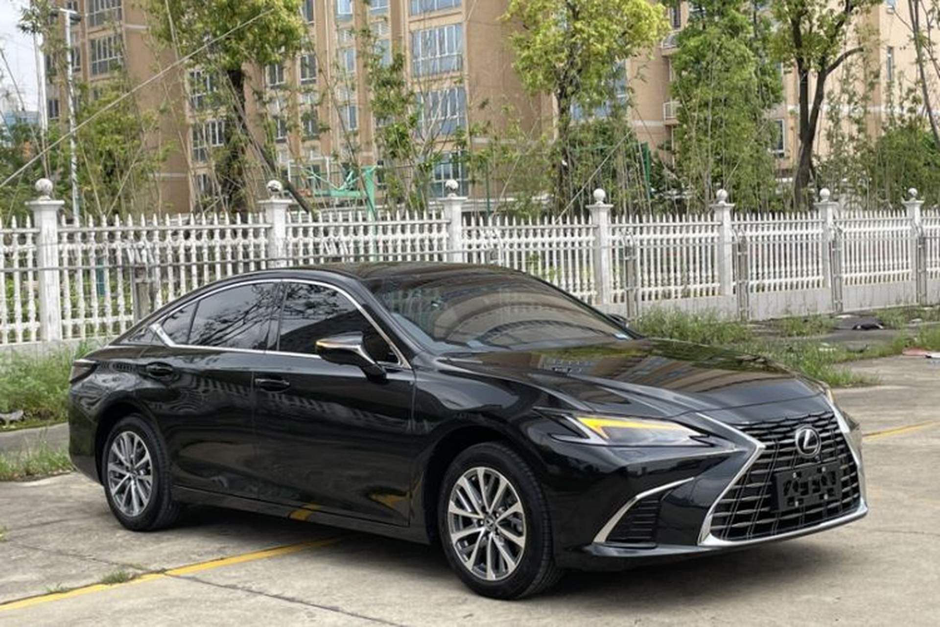 Used Lexus ES 2025 200 Premium Edition Exterior 2