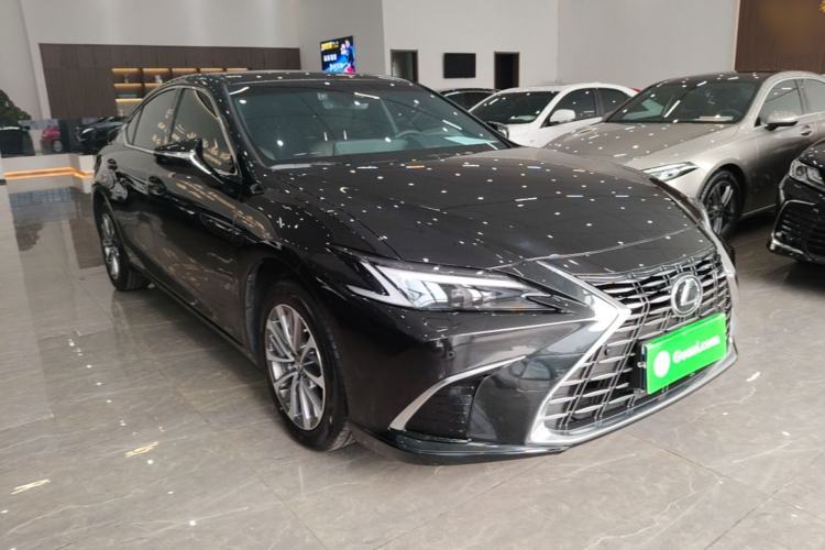 Used Lexus ES 2025 200 Premium Edition Front Right 45 Deg