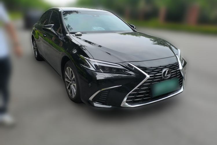 Used Lexus ES 2025 200 Premium Edition Front Right 45 Deg