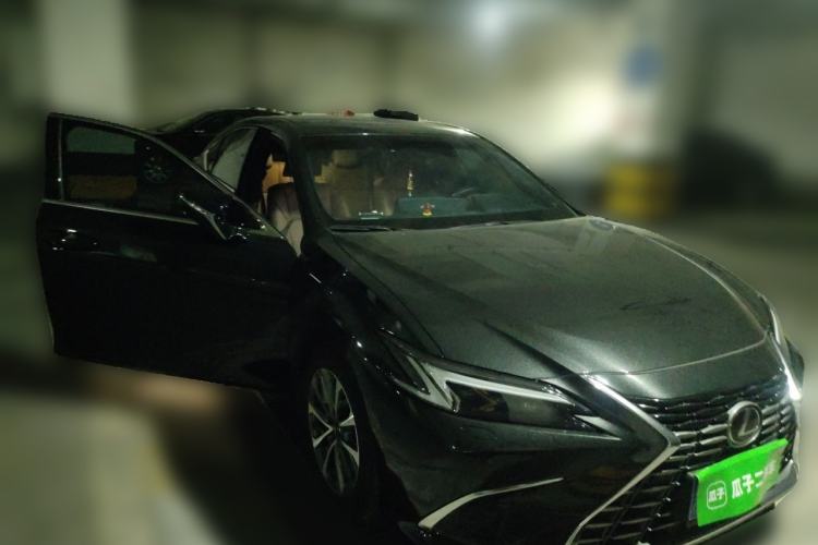 Used Lexus ES 2025 300h Deluxe Edition Front Right 45 Deg