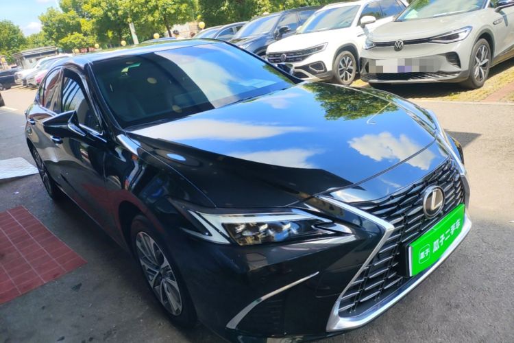 Used Lexus ES 2025 200 Premium Edition Front Right 45 Deg