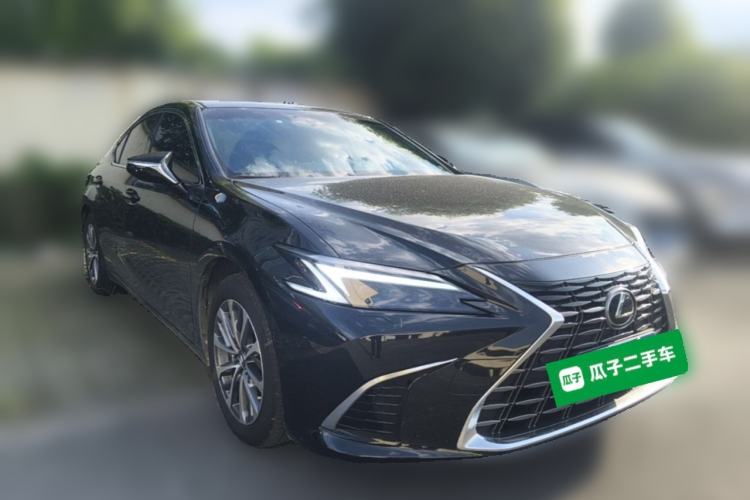 Used Lexus ES 2025 300h Deluxe Edition Front Right 45 Deg