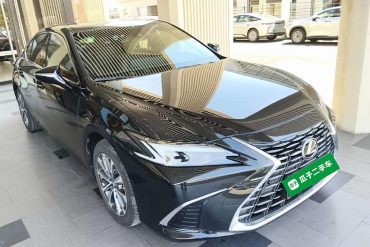 Used Lexus ES 2025 300h Deluxe Edition Front Right 45 Deg