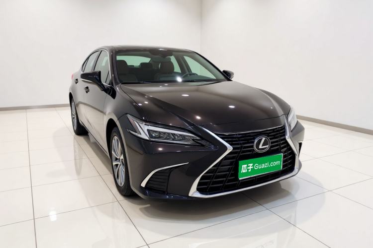 Used Lexus ES 2025 200 Premium Edition Front Right 45 Deg
