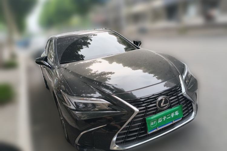 Used Lexus ES 2025 200 Premium Edition Front Right 45 Deg