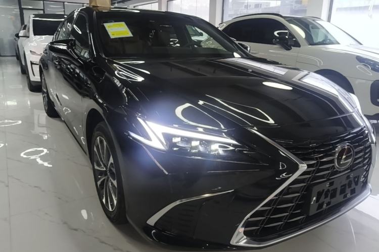Used Lexus ES 2025 200 Premium Edition Front Right 45 Deg