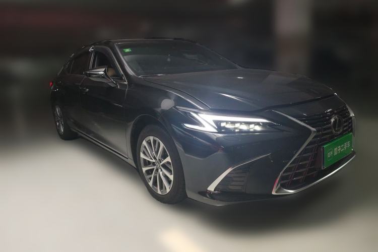 Used Lexus ES 2025 200 Premium Edition Front Right 45 Deg