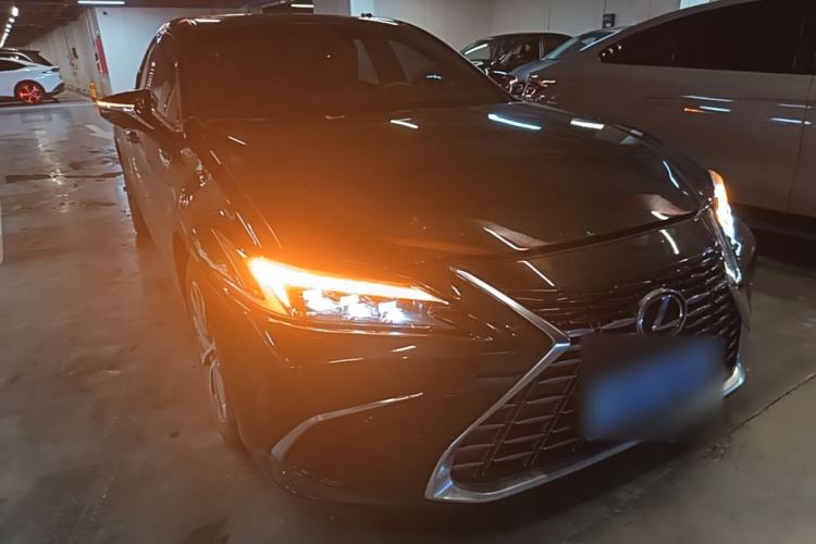 Used Lexus ES 2025 200 Premium Edition Front Right 45 Deg