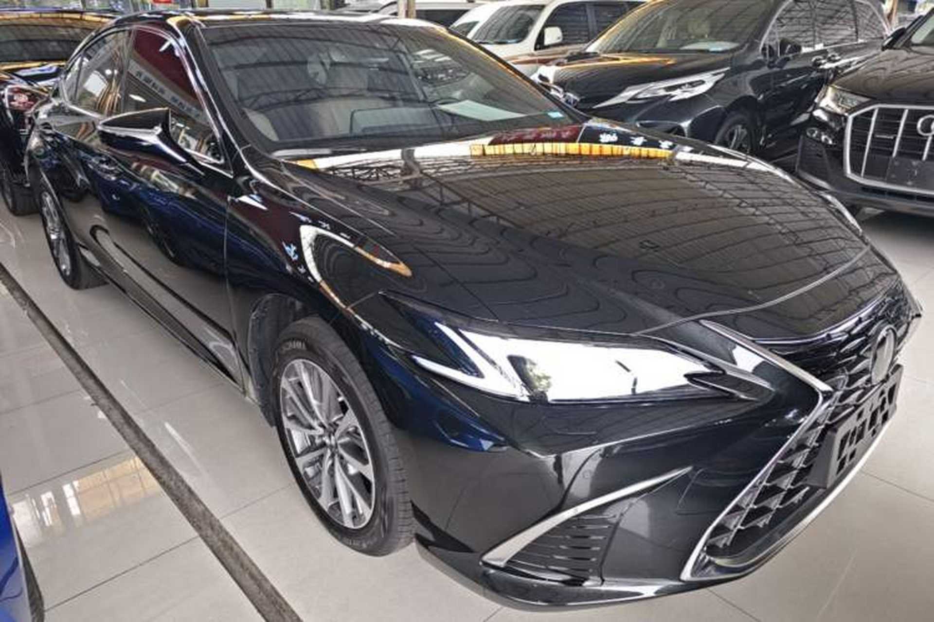 Used Lexus ES 2025 200 Premium Edition Front Right 45 Deg