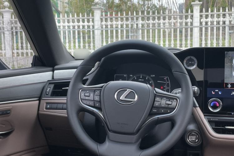 Used Lexus ES 2025 200 Premium Edition Interior 12