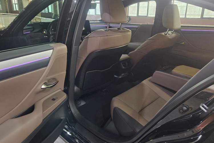 Used Lexus ES 2025 200 Premium Edition Interior 2