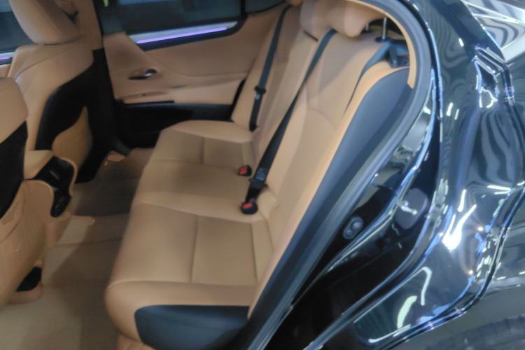 Used Lexus ES 2025 200 Premium Edition Interior 4
