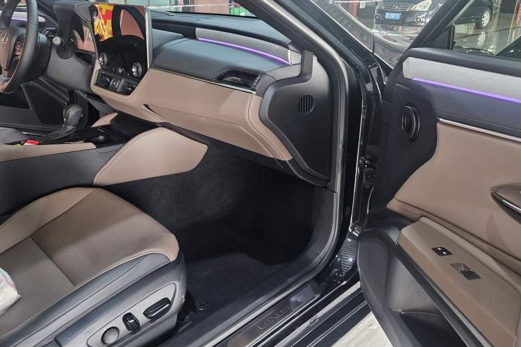 Used Lexus ES 2025 200 Premium Edition Interior 4