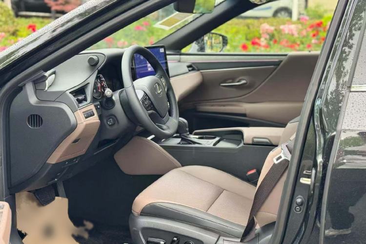 Used Lexus ES 2025 200 Premium Edition Interior 4
