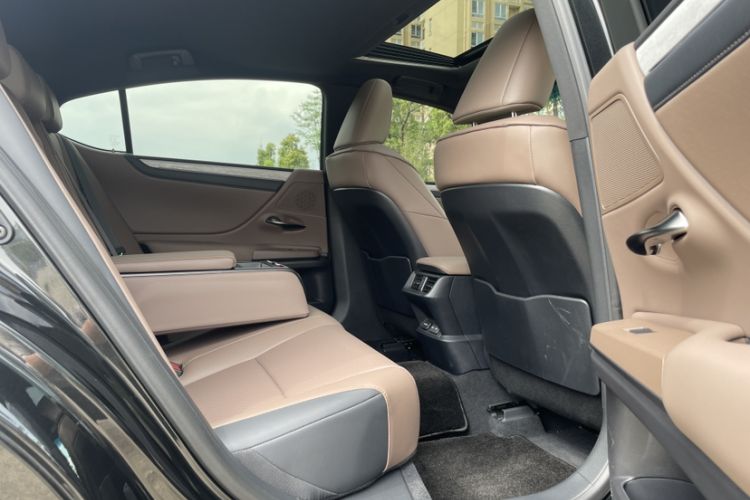 Used Lexus ES 2025 200 Premium Edition Interior 9