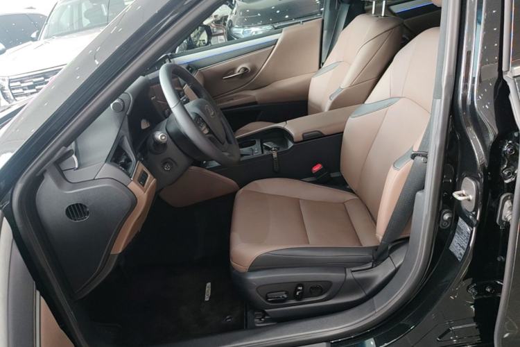 Used Lexus ES 2025 200 Premium Edition Left Front Seat