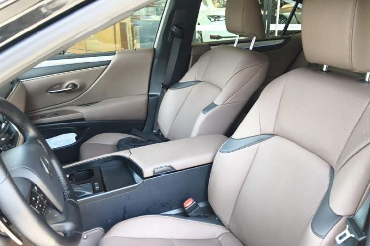 Used Lexus ES 2025 300h Deluxe Edition Left Front Seat