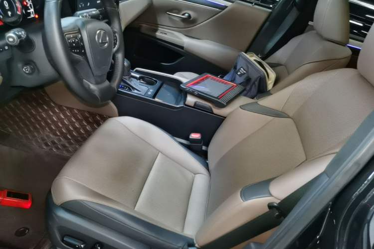 Used Lexus ES 2025 200 Premium Edition Left Front Seat