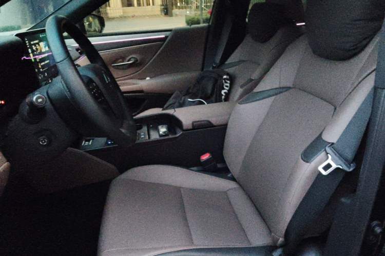 Used Lexus ES 2025 200 Premium Edition Left Front Seat