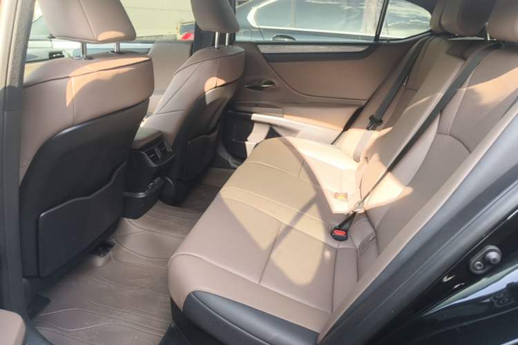 Used Lexus ES 2025 300h Deluxe Edition Left Rear Seat