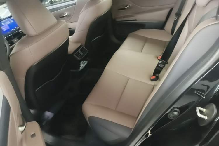 Used Lexus ES 2025 200 Premium Edition Left Rear Seat