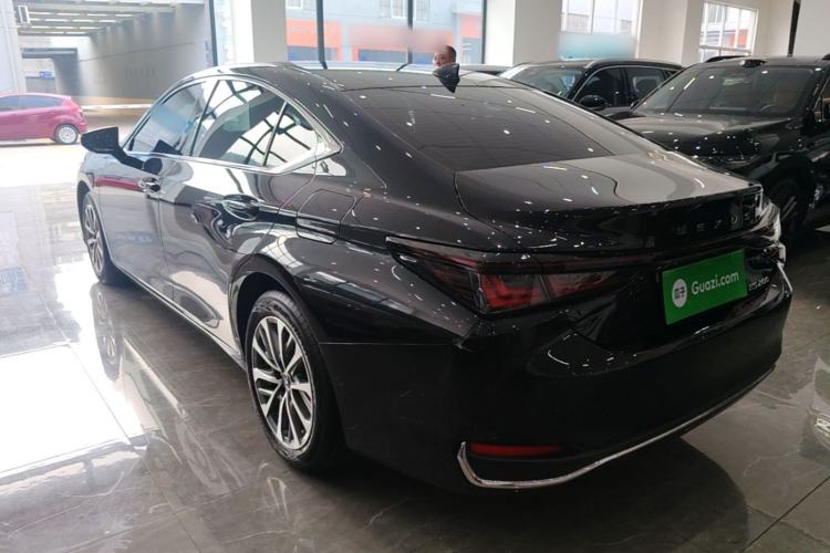 Used Lexus ES 2025 200 Premium Edition Rear Left 45 Deg