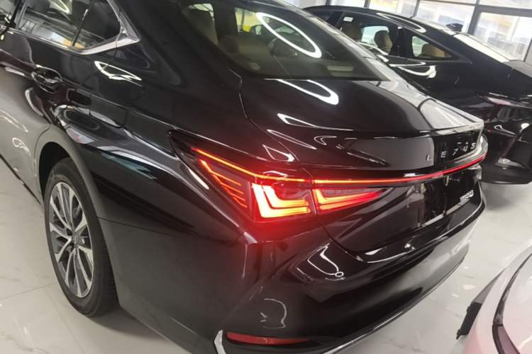 Used Lexus ES 2025 200 Premium Edition Rear Left 45 Deg