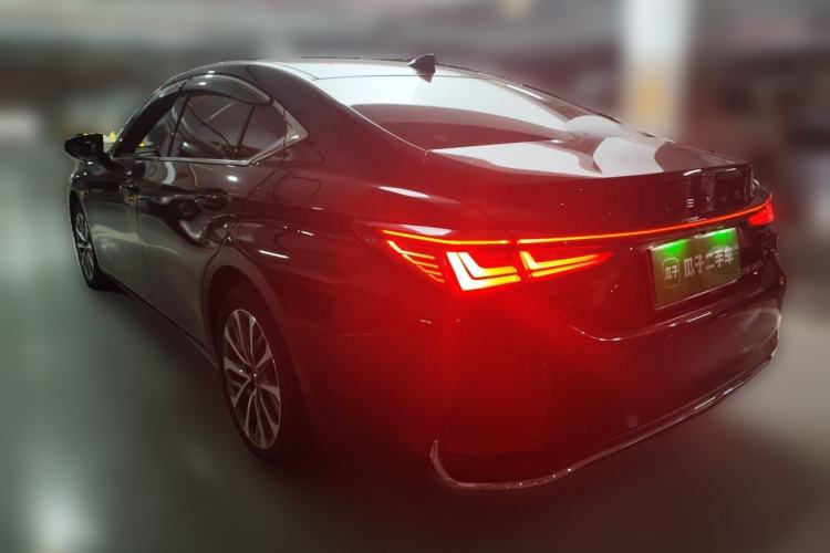 Used Lexus ES 2025 200 Premium Edition Rear Left 45 Deg