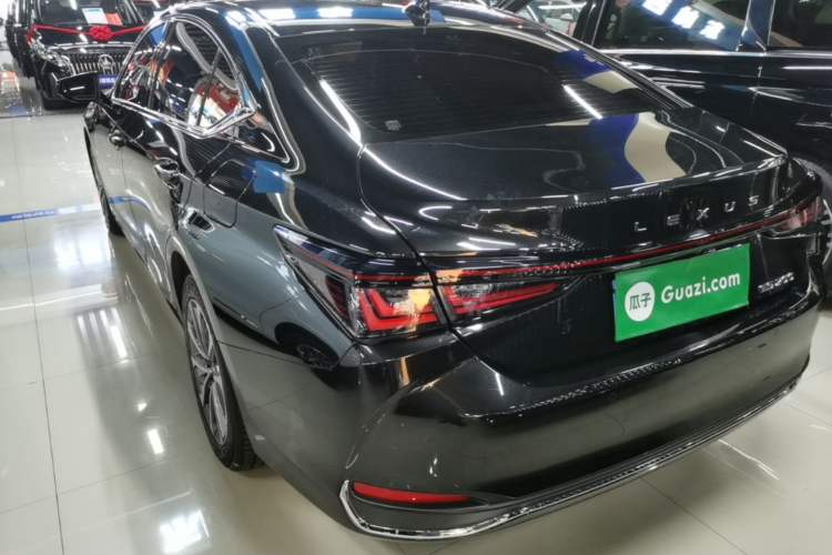 Used Lexus ES 2025 200 Premium Edition Rear Left 45 Deg